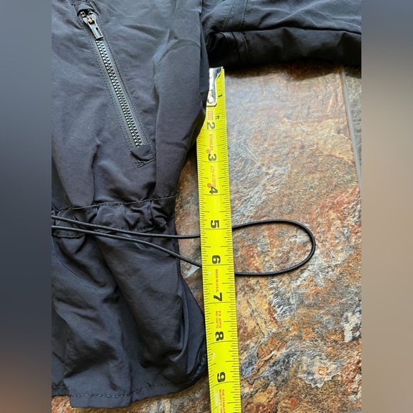 Athleta Acadia black lightweight travel work rain jacket. Snap closure. Medium - Picture 14 of 16